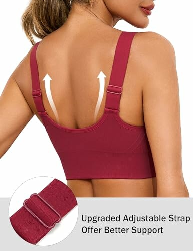 Mujer con sujetador rojo de tirantes ajustables, vista trasera.