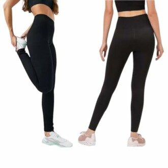 Dos mujeres con leggings negros, una estirando la pierna.