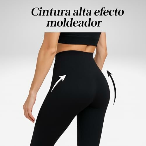 Mujer con leggings de cintura alta efecto moldeador.