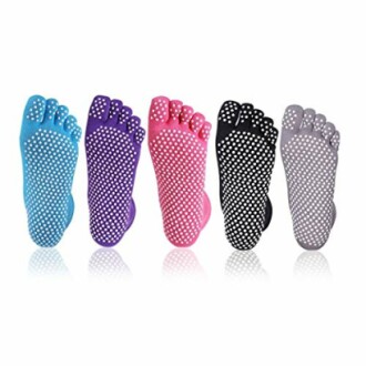 Calcetines de yoga con dedos en varios colores.