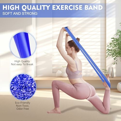 Mujer usando una banda de ejercicio azul en una posición de estiramiento.