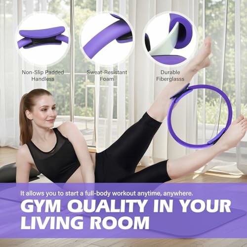 Mujer ejercitándose con un aro de ejercicio en casa.