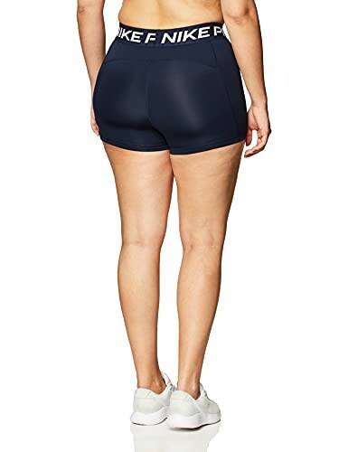 Mujer vistiendo shorts deportivos Nike de color azul oscuro