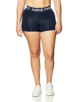 Mujer con pantalones cortos Nike Pro en color azul oscuro.