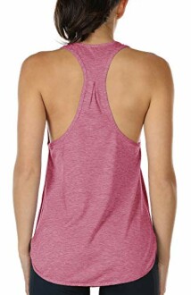 Mujer con camiseta sin mangas rosa de espalda descubierta.