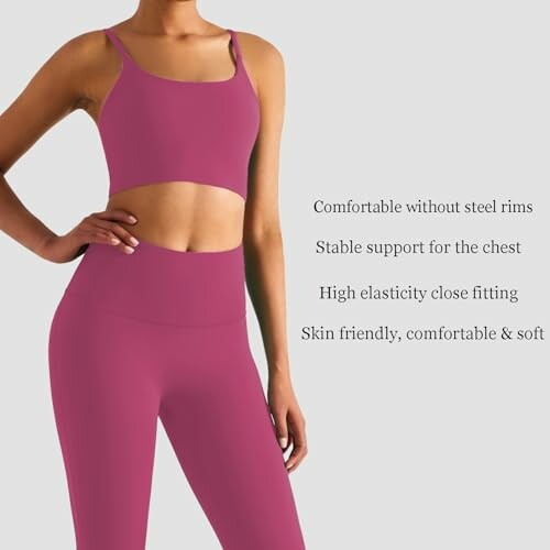 Mujer con conjunto deportivo rosa y texto descriptivo.