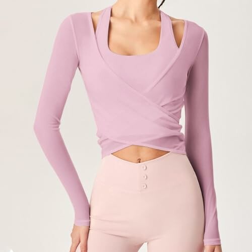 Mujer con conjunto de yoga rosa