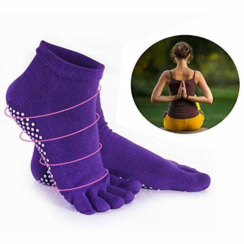 Calcetines de yoga morados con dedos y una mujer meditando