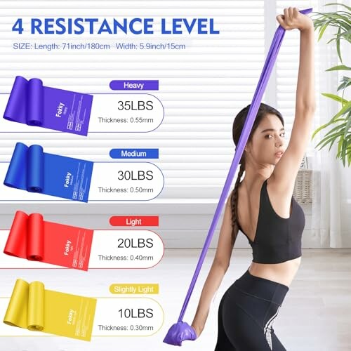 Mujer usando banda de resistencia con niveles de peso y grosor.