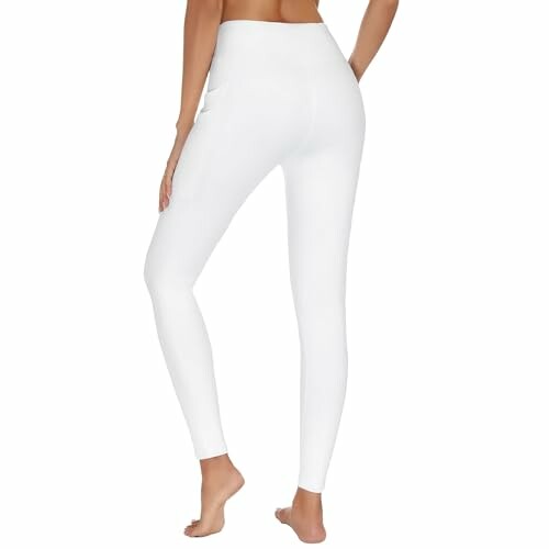 Vista trasera de leggings blancos