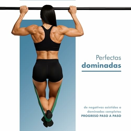 Mujer haciendo dominadas con banda de resistencia.