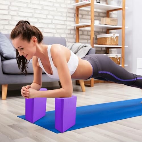 Mujer haciendo una plancha con bloques de yoga en casa.