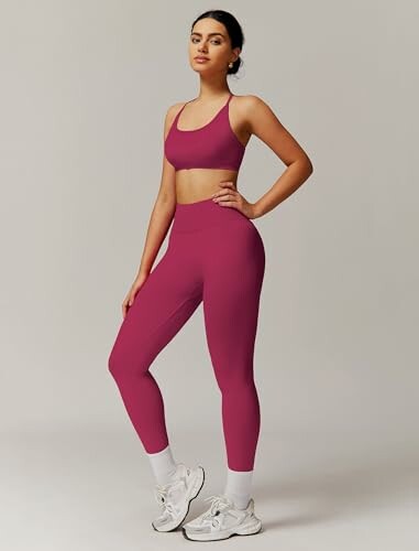 Mujer con ropa deportiva rosa