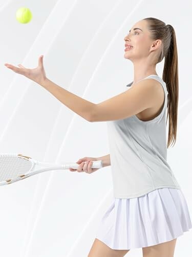Mujer lanzando una pelota de tenis.