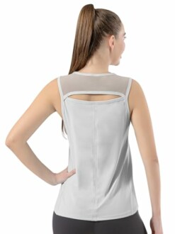 Mujer con top sin mangas de color claro.