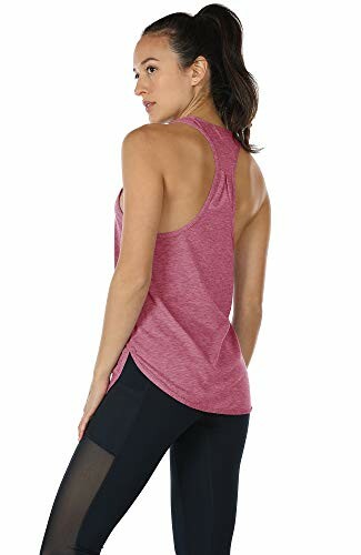 Mujer con camiseta sin mangas rosa y leggings negros.